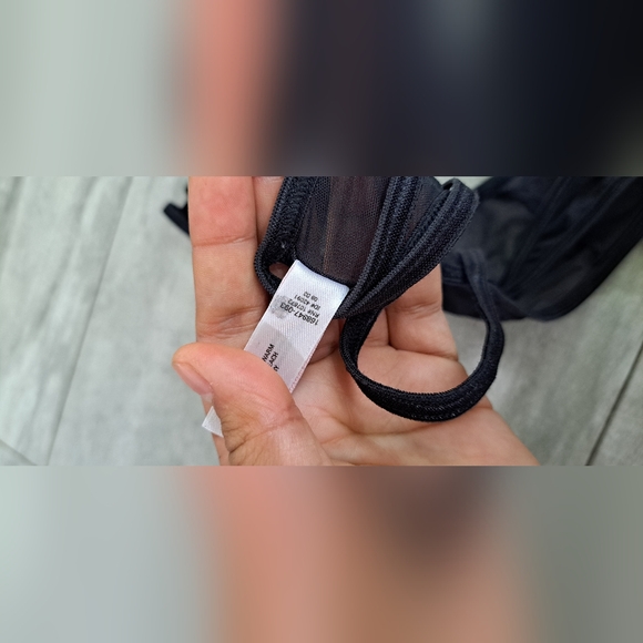 Victoria secret v-string - Picture 2 of 4